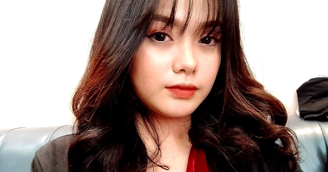 Nữ cảnh sát đã cứu sống cô và biểu cảm của cô vô cùng phấn khích. Cô ấy ủng hộ sex xe hơi cho đến 300 nữa